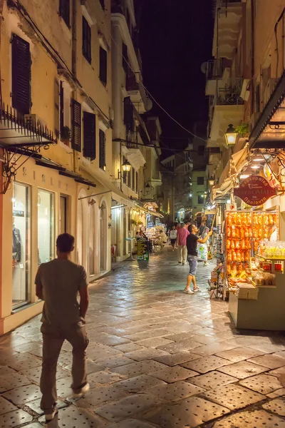 Turistas caminando y comprando en calles estrechas —  Fotos de Stock