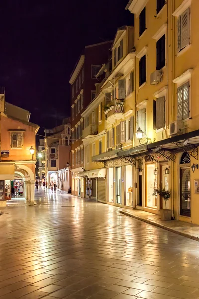 Tourists walking and shopping on narrow streets — Stock Photo, Image