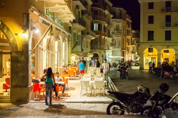 Toeristische zitten en ontspannen aan café op de platia dimarchiou — Stockfoto