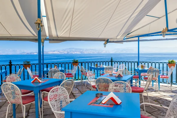 Empty tables in cafe with beautiful view — Stock Photo, Image