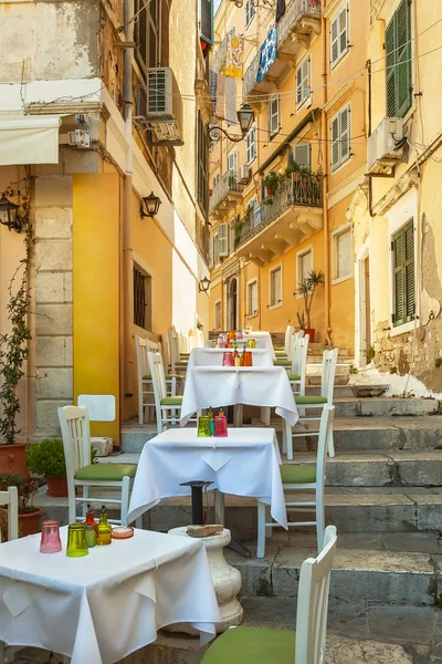 Klein restaurant staande op typisch smal straatje — Stockfoto