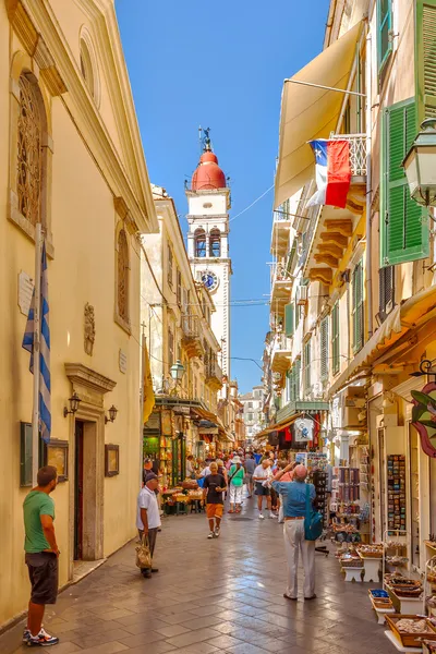 Tourists walking and shopping on narrow streets — Stock Photo, Image