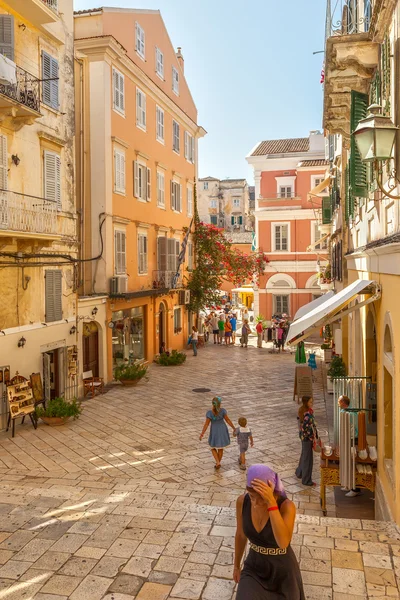 Turistas caminando y comprando en calles estrechas — Foto de Stock