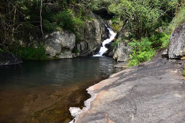 Kannimar Ootru Triple Waterfalls Natural Swimming Pool — Stockfoto