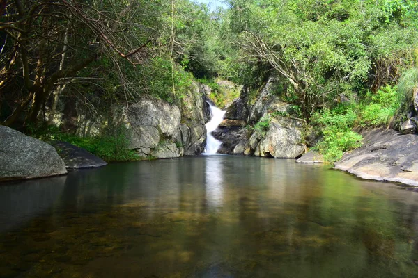 Kannimar Ootru Triple Waterfalls Natural Swimming Pool — Fotografia de Stock