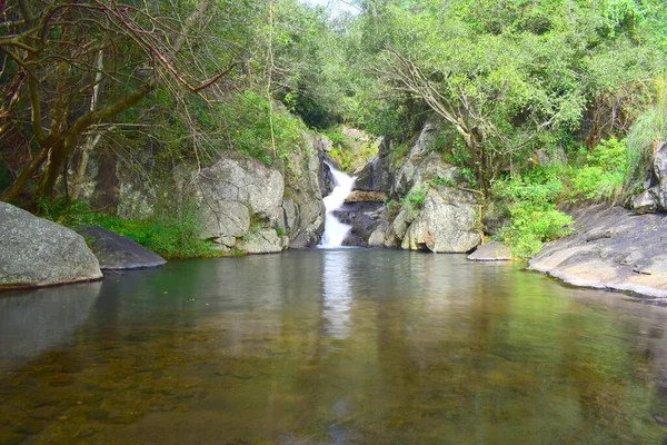 Kannimar Ootru Triple Waterfalls Natural Swimming Pool — Fotografia de Stock
