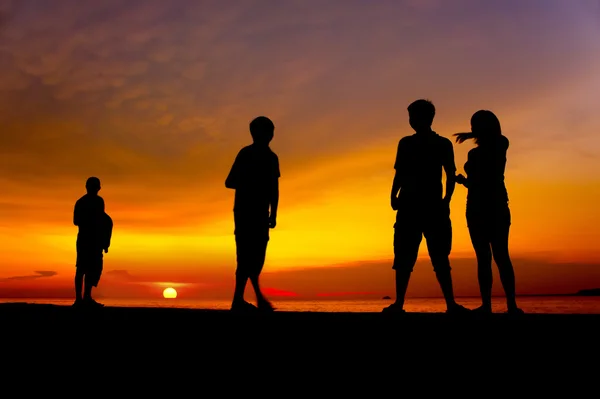 Gran puesta de sol con silueta humana — Foto de Stock