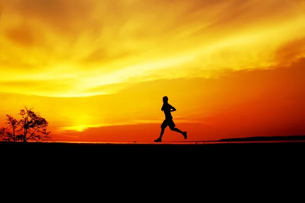 Silhouette homme jogging sur coucher de soleil — Photo