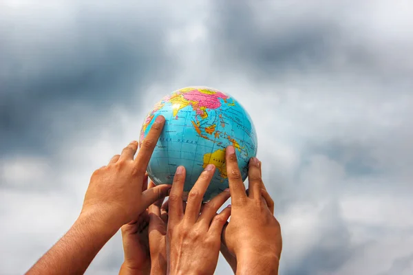 Hand holding globe — Stock Photo, Image