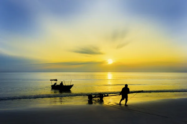 Восход солнца и рыбак — стоковое фото