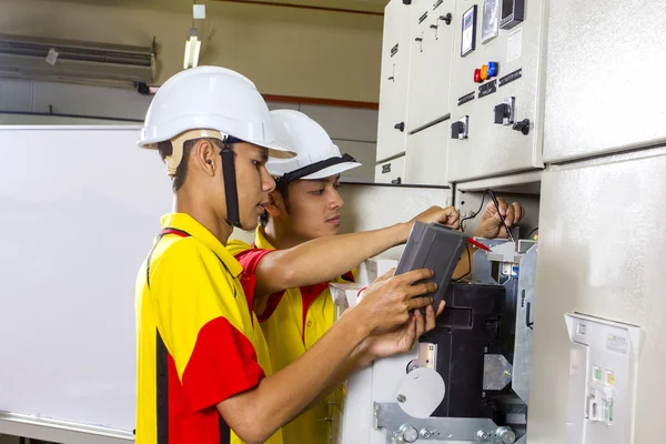 Två elektriker på jobbet — Stockfoto