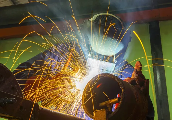 Schweißer in der Werkstatt — Stockfoto