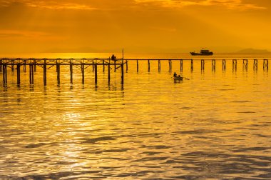 büyük siluet ve dramatik gökyüzü