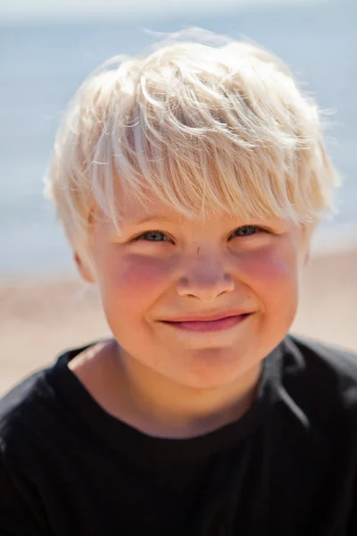 Мальчик на пляже — стоковое фото