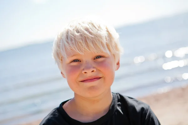 Menino na praia — Fotografia de Stock