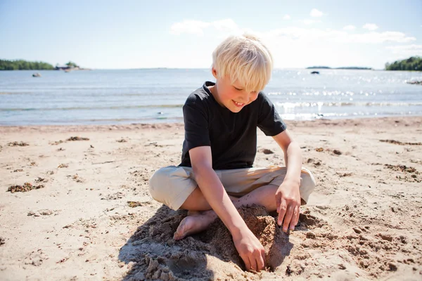 Ragazzo sulla spiaggia — Foto Stock