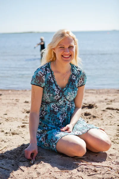 Frau am Strand — Stockfoto