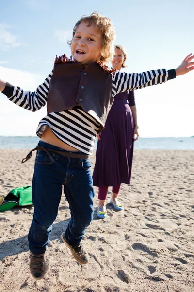 Junge springt am Strand — Stockfoto