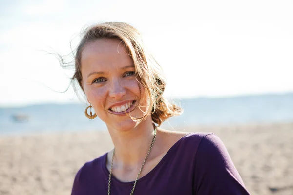 Felice sorridente donna a spiaggia . — Foto Stock