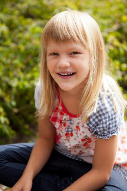 genç kız açık havada.