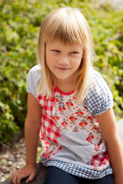 Giovane ragazza all'aperto . — Foto Stock