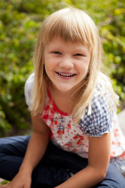 Giovane ragazza all'aperto . — Foto Stock