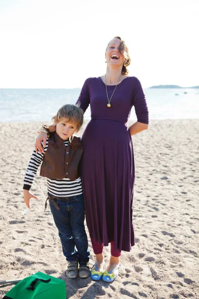 Mutter und Sohn am Strand. — Stockfoto
