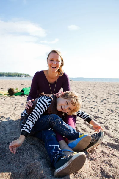 Anya és fia a strandon. — Stock Fotó