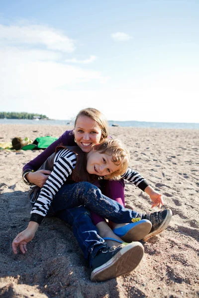 Matka i syn na plaży. — Zdjęcie stockowe