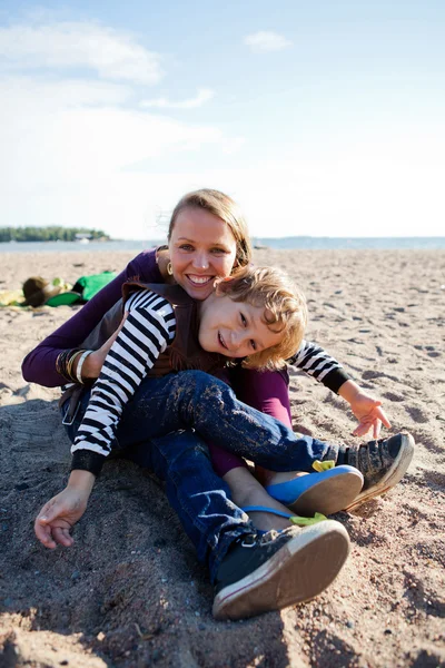 Matka i syn na plaży. — Zdjęcie stockowe