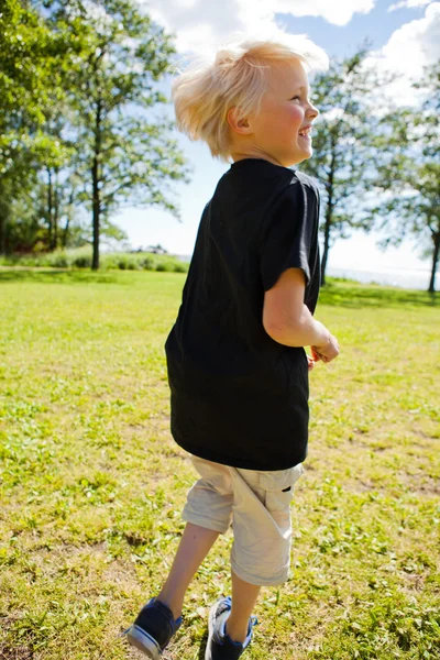 Pojken hoppar utomhus — Stockfoto