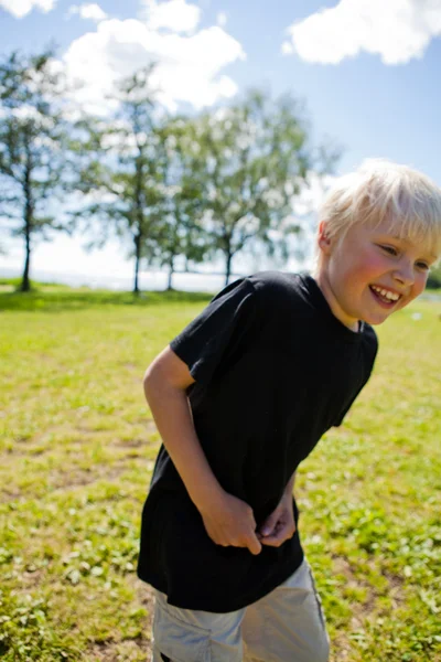 Jongen buitenshuis — Stockfoto