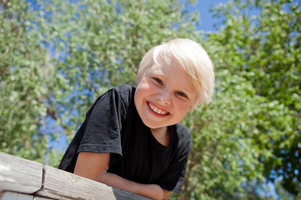 Jongen buitenshuis — Stockfoto