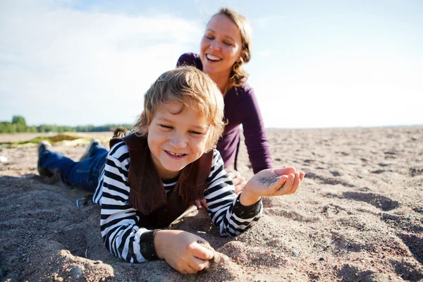 Mutter und Sohn am Strand. — Stockfoto