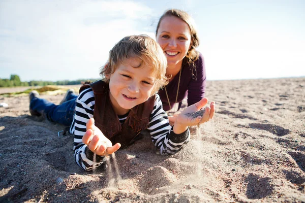 Mère et fils à la plage . — Photo