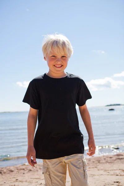 Jongen op het strand — Stockfoto