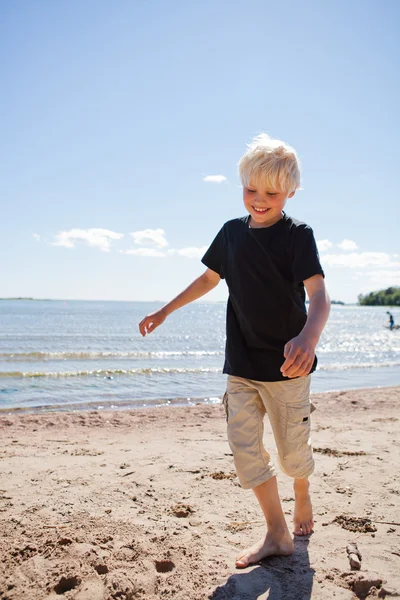 Junge am Strand — Stockfoto
