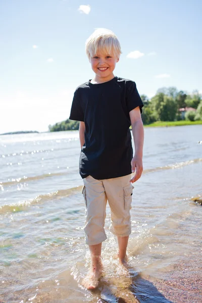 Junge am Strand — Stockfoto