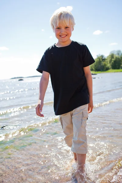 Junge am Strand — Stockfoto