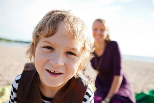 Boy and mother and the beach. — Stock Photo, Image