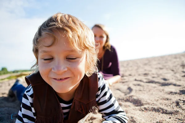 Moeder en zoon op strand. — Stockfoto