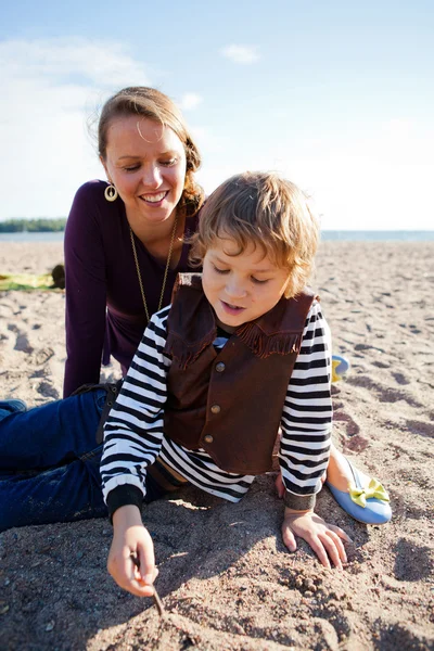 Matka a syn na pláži. — Stock fotografie