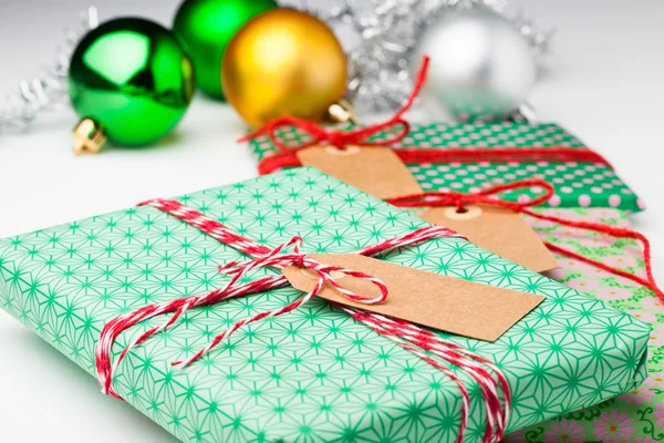 Karácsonyi ajándékok és dekorációk — Stock Fotó