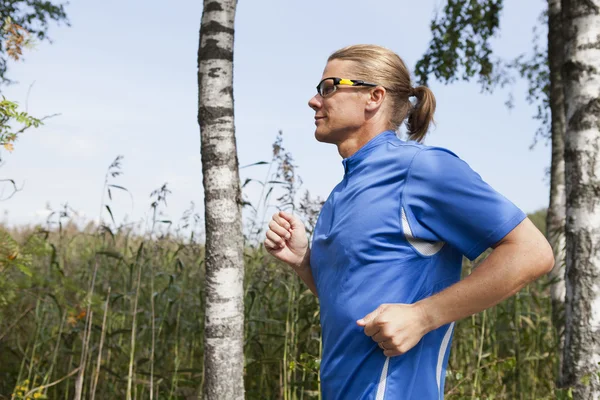 Trail runner in summer — Stock Photo, Image
