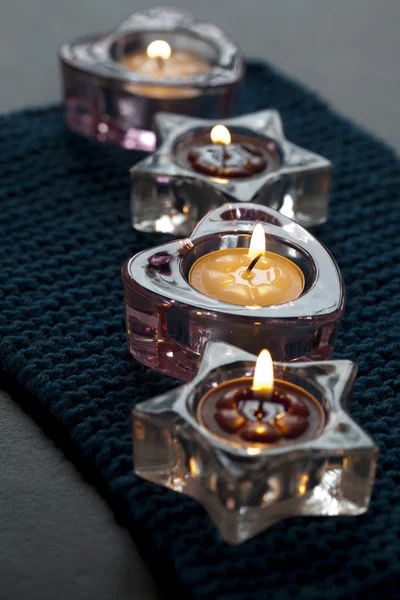 Svíčky na modrá mat — Stock fotografie