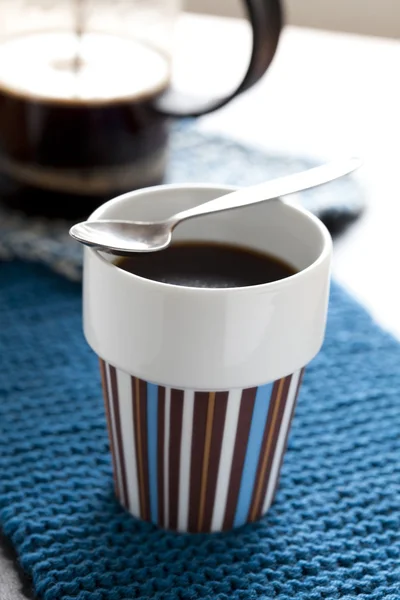 Hot coffee and plunger — Stock Photo, Image