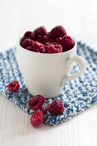 Fresh raspberries in cup — Stock Photo, Image