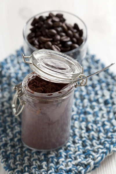 Poudre de cacao dans un bocal en verre — Photo