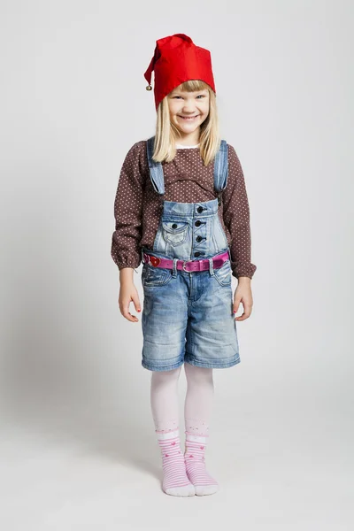 Glimlachend meisje dragen KERSTMUTS — Stockfoto