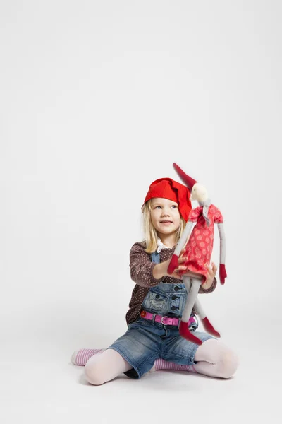 Sonriente chica sosteniendo Navidad elfo muñeca — Foto de Stock